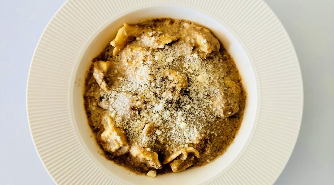 Krémes gombaleves erdei gombákkal, prosciuttós tortellinivel és parmezánnal, tartalmas IR-barát őszi recept.