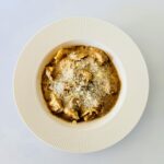 Krémes gombaleves erdei gombákkal, prosciuttós tortellinivel és parmezánnal, tartalmas IR-barát őszi recept.