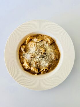 Krémes gombaleves erdei gombákkal, prosciuttós tortellinivel és parmezánnal, tartalmas IR-barát őszi recept.