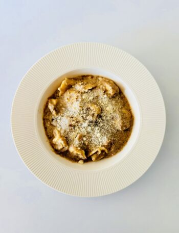 Krémes gombaleves erdei gombákkal, prosciuttós tortellinivel és parmezánnal, tartalmas IR-barát őszi recept.