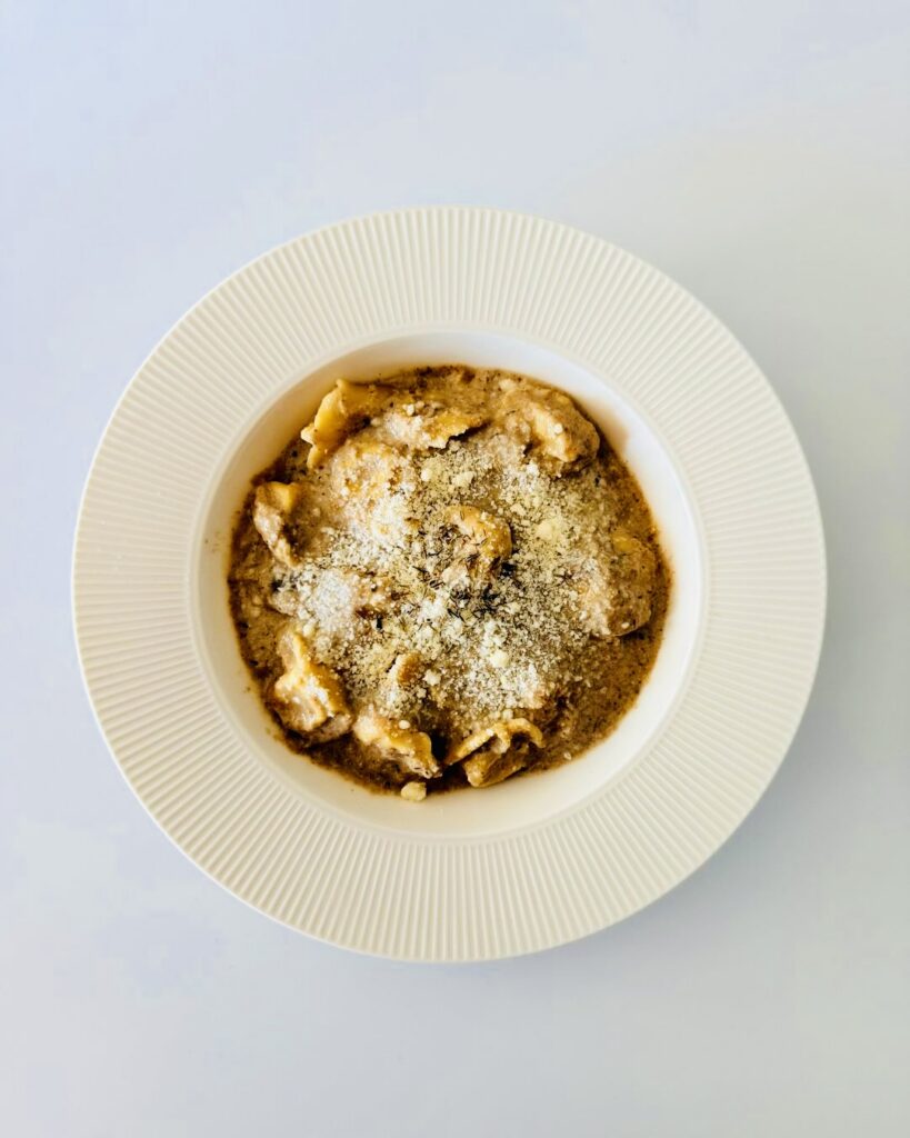 Krémes gombaleves erdei gombákkal, prosciuttós tortellinivel és parmezánnal, tartalmas IR-barát őszi recept.