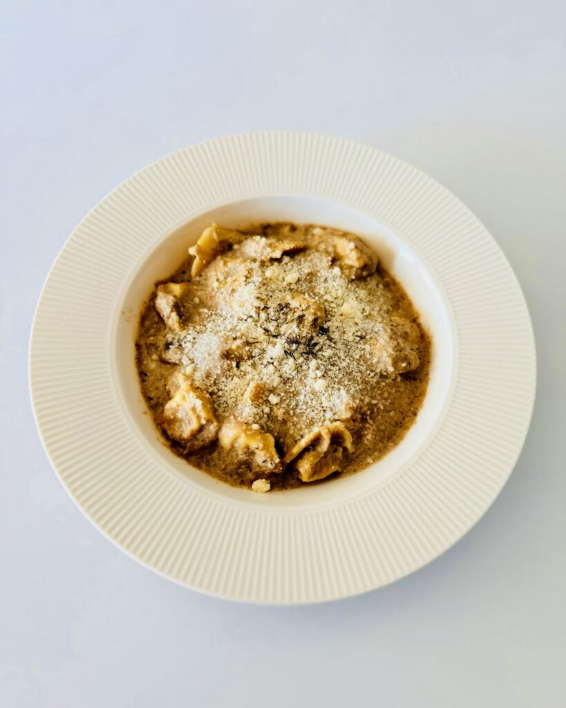 Krémes gombaleves erdei gombákkal, prosciuttós tortellinivel és parmezánnal, tartalmas IR-barát őszi recept.