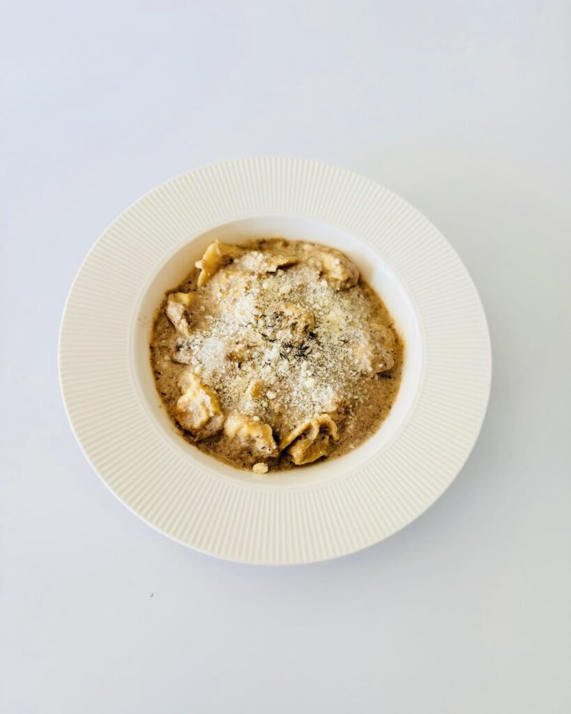 Krémes gombaleves erdei gombákkal, prosciuttós tortellinivel és parmezánnal, tartalmas IR-barát őszi recept.